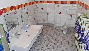 Waschraum - Das Bild zeigt den Waschraum mit Waschbecken, Handtüchern und einer kleinen Toilette